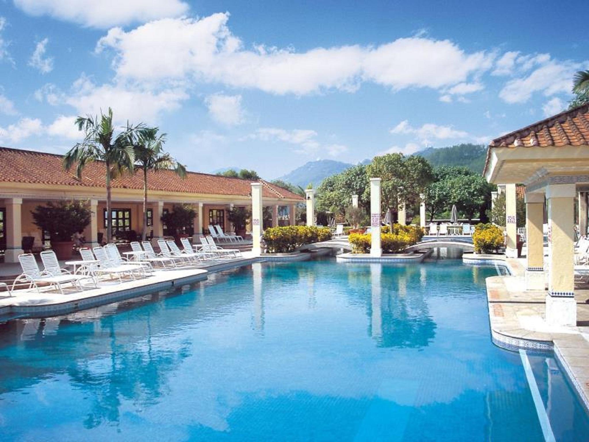 Grand Coloane Resort Makao Dış mekan fotoğraf The pool at Sandals Royal Plantation