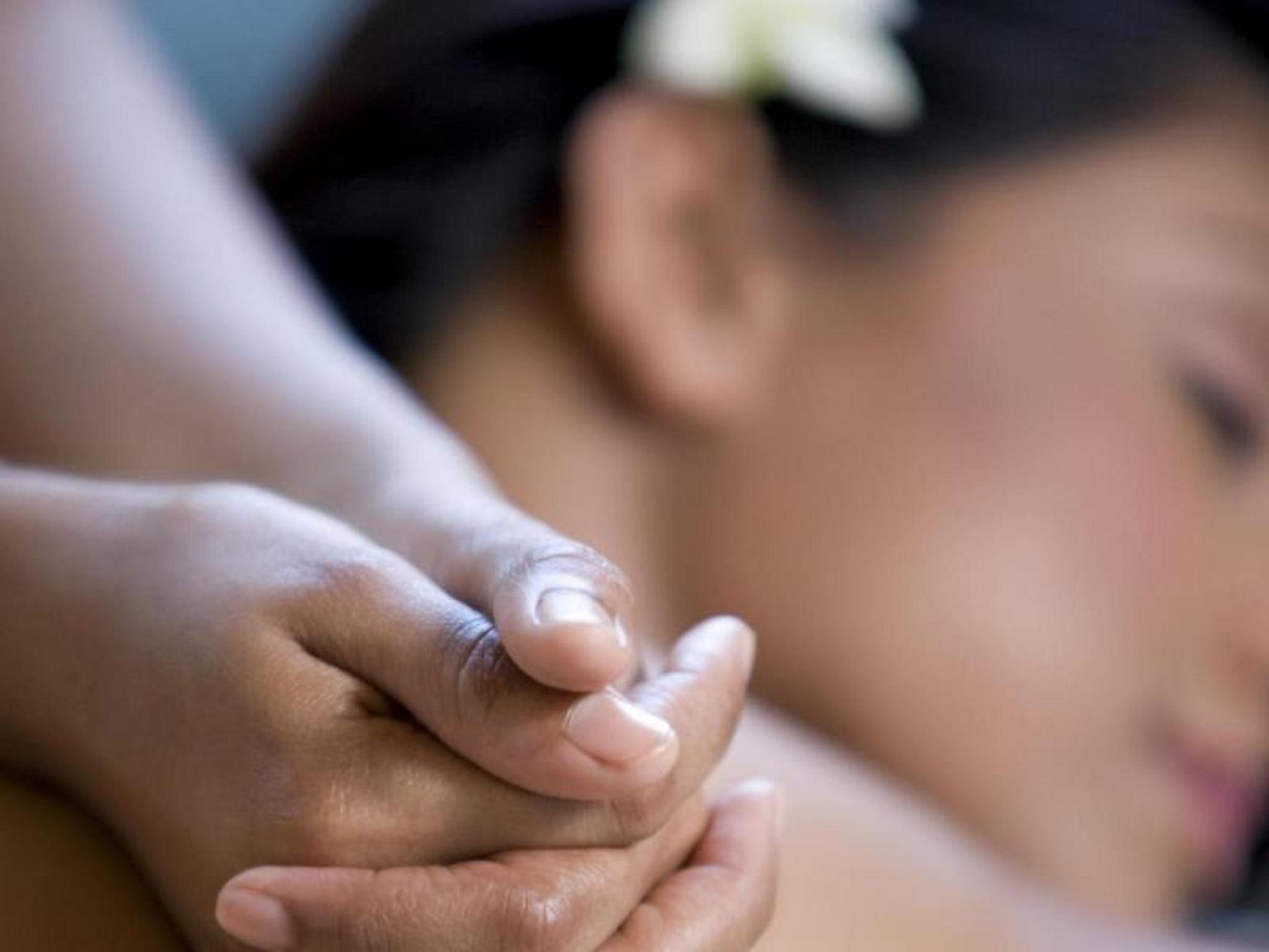 Grand Coloane Resort Makao Dış mekan fotoğraf A woman receiving a massage